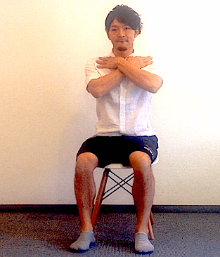 両手をクロスし、鎖骨に当てる