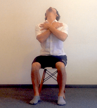 鎖骨を押し下げながら、顔は上を向く