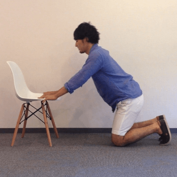 両手をそのままイスの上に置く