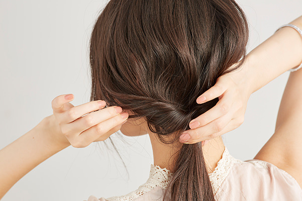 麦わら帽子 カンカン帽に似合う簡単ヘアアレンジ 三つ編みとくるりん