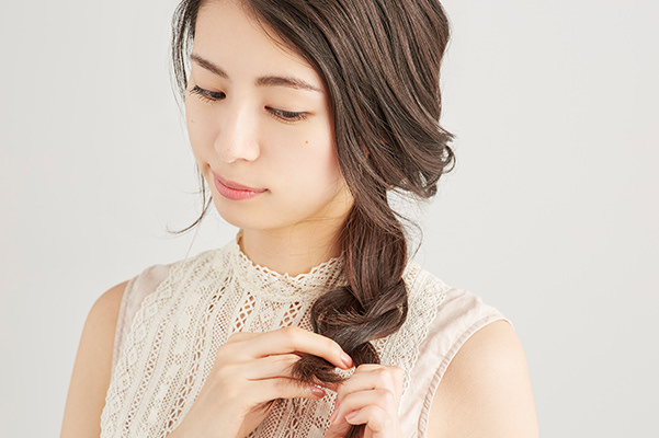 麦わら帽子 カンカン帽に似合う簡単ヘアアレンジ 三つ編みとくるりんぱだけでできる 美容の情報 ワタシプラス 資生堂