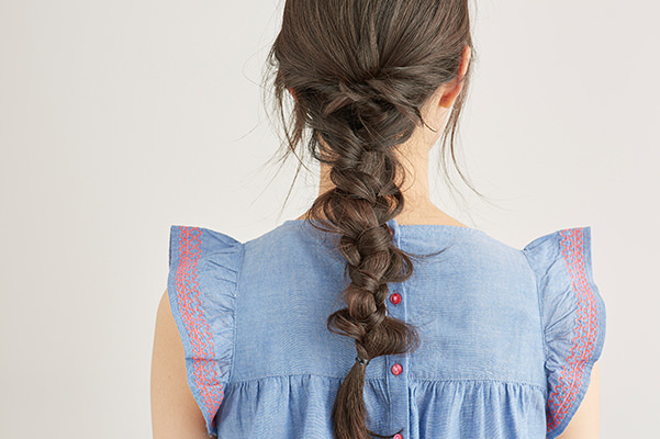 麦わら帽子 カンカン帽に似合う簡単ヘアアレンジ 三つ編みとくるりんぱだけでできる 美容の情報 ワタシプラス 資生堂