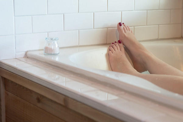 【足を温める方法】足の冷えは正しい入浴で対策！お湯の温度から入浴後のマッサージも