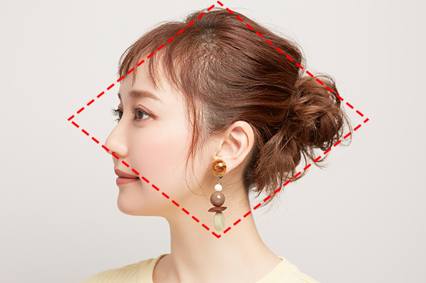 丸顔解消ヘアアレンジ ハーフアップ まとめ髪のやり方 シャープに見せるテクニックって 美容の情報 ワタシプラス 資生堂