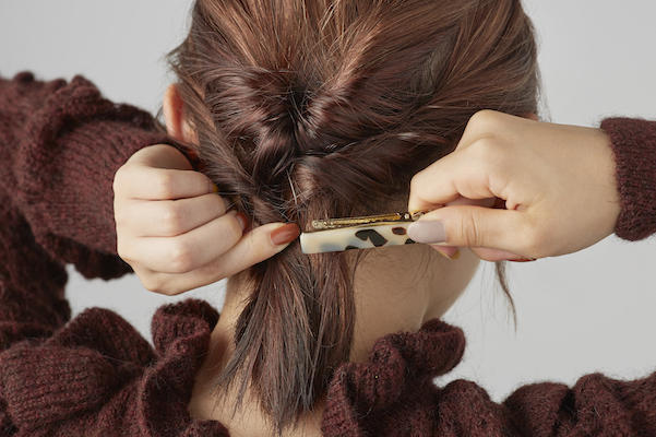 左サイドの毛束もねじってヘアピンで留めたら完成