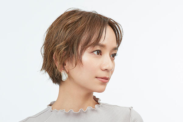 ゆる〜いウェーブ感がポイント！ストレートアイロンでつくる「くせ毛風ヘアアレンジ」のやり方