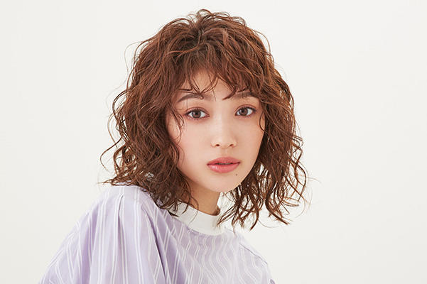 大注目のカーリーヘアの巻き方！セルフで簡単に楽しめる♪