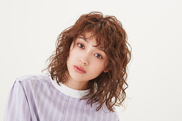 パーマ不要 ヘアアイロンで楽しむ１dayカーリーヘアに挑戦 美容の情報 ワタシプラス 資生堂