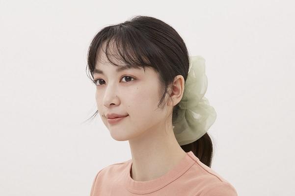 「シュシュを使った簡単ローポニーアレンジ」のやり方