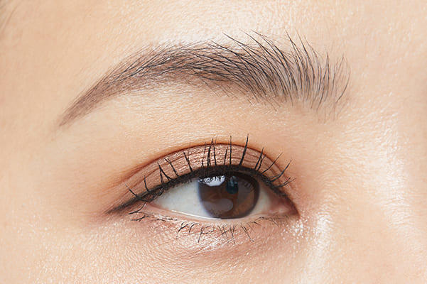 【BROWS】ツヤで毛並みを強調！　抜け感アイブロウ