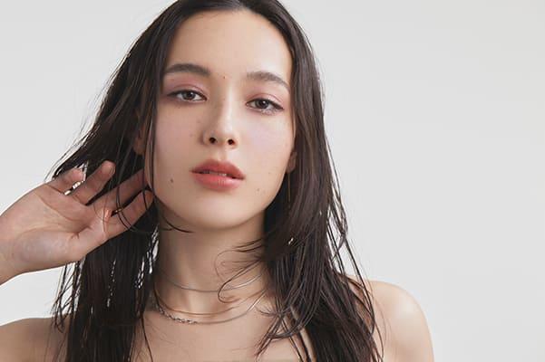 【2023年春夏トレンドメイク】キーワードは「下まぶたボリューム」と「ツヤ＆輝き」！