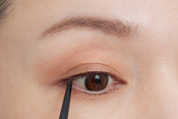 まつ毛のキワに沿って、細いアイラインを引きます