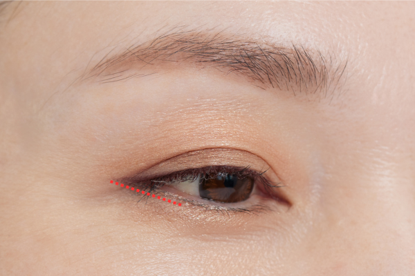 アイラインは角度に注意！