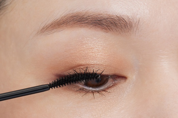 マスカラを根もとにしっかりとつけ、毛先に向かってスーッと動かす