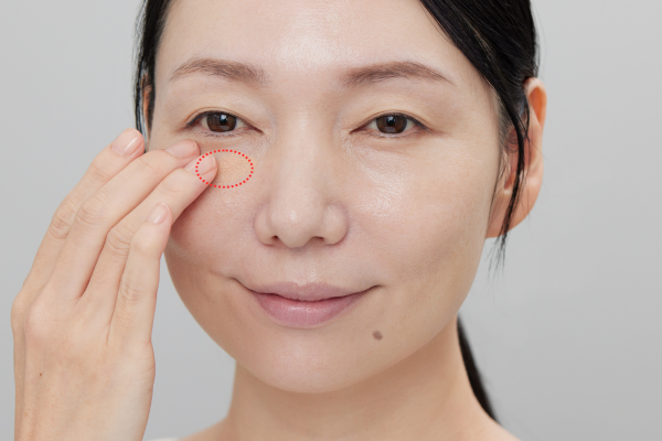 見直しポイント① コンシーラーの2色使いでくすみをカバー