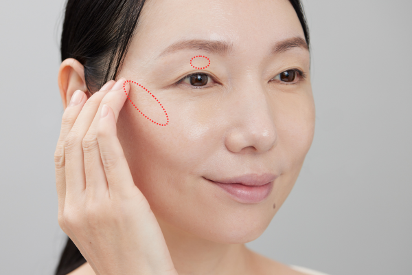 見直しポイント② 明るめカラーのコンシーラーをハイライトに