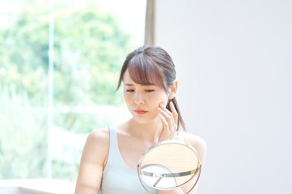 頬のたるみ毛穴を目立たせたくない 美容部員が教える原因別おすすめスキンケア メイクアイテム 美容の情報 ワタシプラス 資生堂