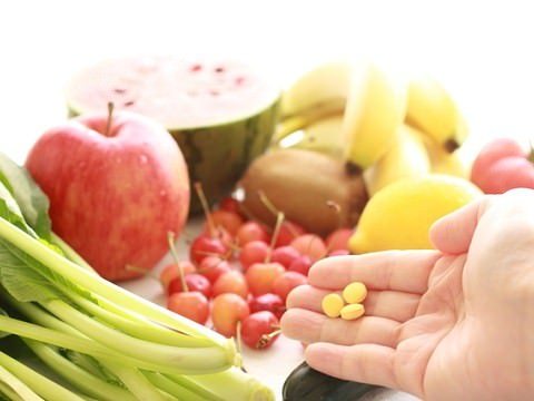 ビタミンが豊富に含まれた野菜や果実を凝縮したかのようなビタミンのサプリメント