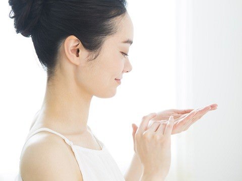 日焼け止めを使い美白スキンケアに励む女性