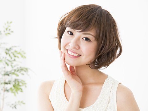 ニキビあとの悩みが解消され前向きな笑顔の女性