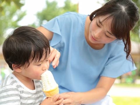 子どもの顔を拭くママ