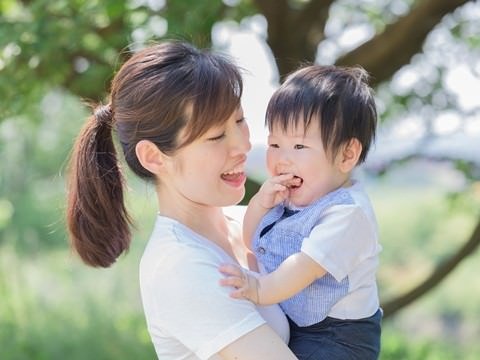 日中のお出かけを楽しんでいるママと子ども