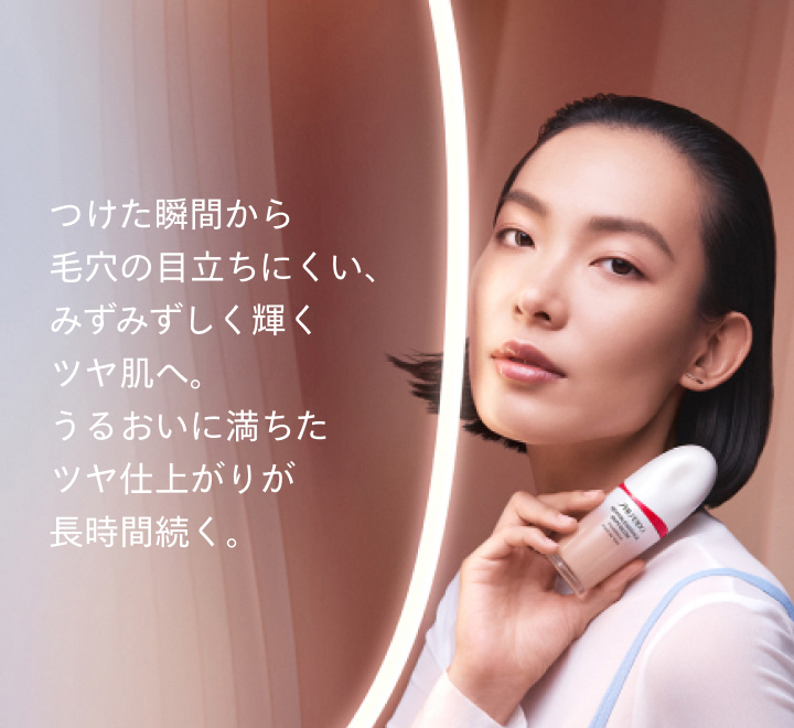 つけた瞬間から毛穴の目立ちにくい、みずみずしく輝くツヤ肌へ。うるおいに満ちたツヤ仕上がりが長時間続く。